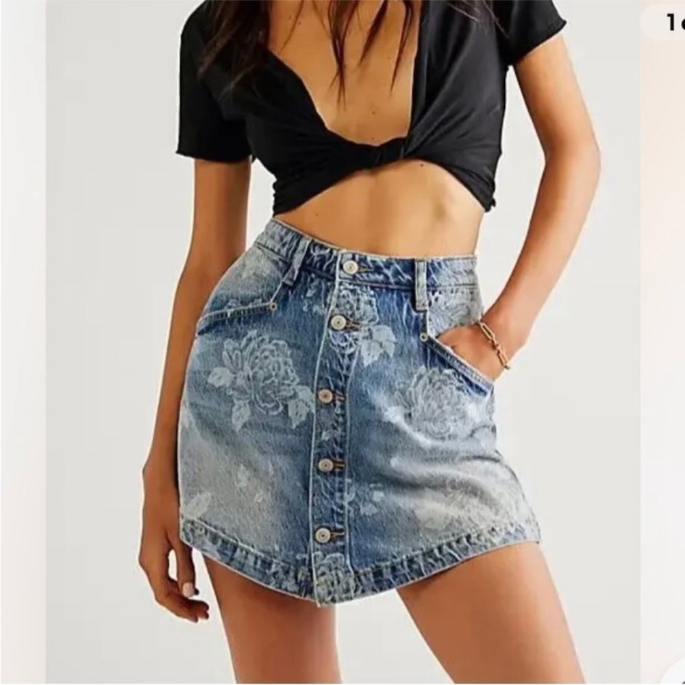 Free People Ray Printed Denim Floral Sapphire Combo Button Zip Mini skirt skort